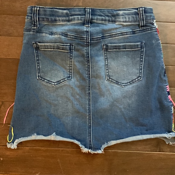 EUC CAT & JACK GIRLS DENIM JEAN SKIRT WITH MULTICOLORED THREAD GIRLS SIZE 10-12 - Picture 2 of 4